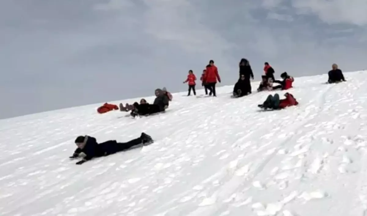 Patnos\'ta Öğrenciler Tepsiyle Kayak Keyfi Yaşadı