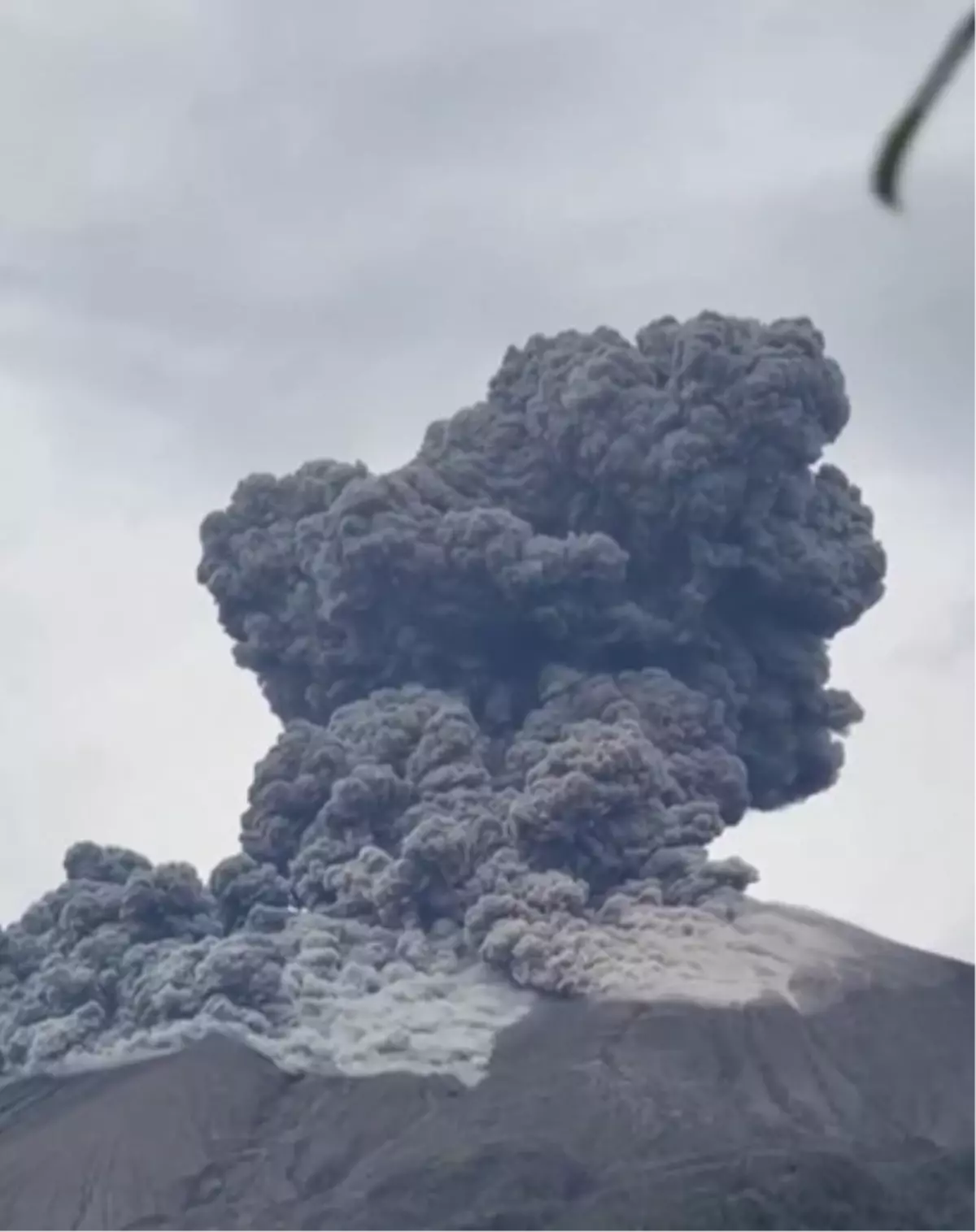 Kanlaon Yanardağı\'nda Patlama