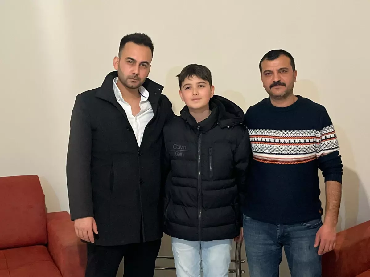 Kaldırımda gördüğü bayrağı alıp öpen Berk: Yerde olmasına izin veremezdim