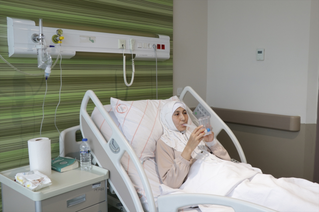 Kazakistanlı kadının karnından yaklaşık 45 santimetrelik tümör çıkarıldı