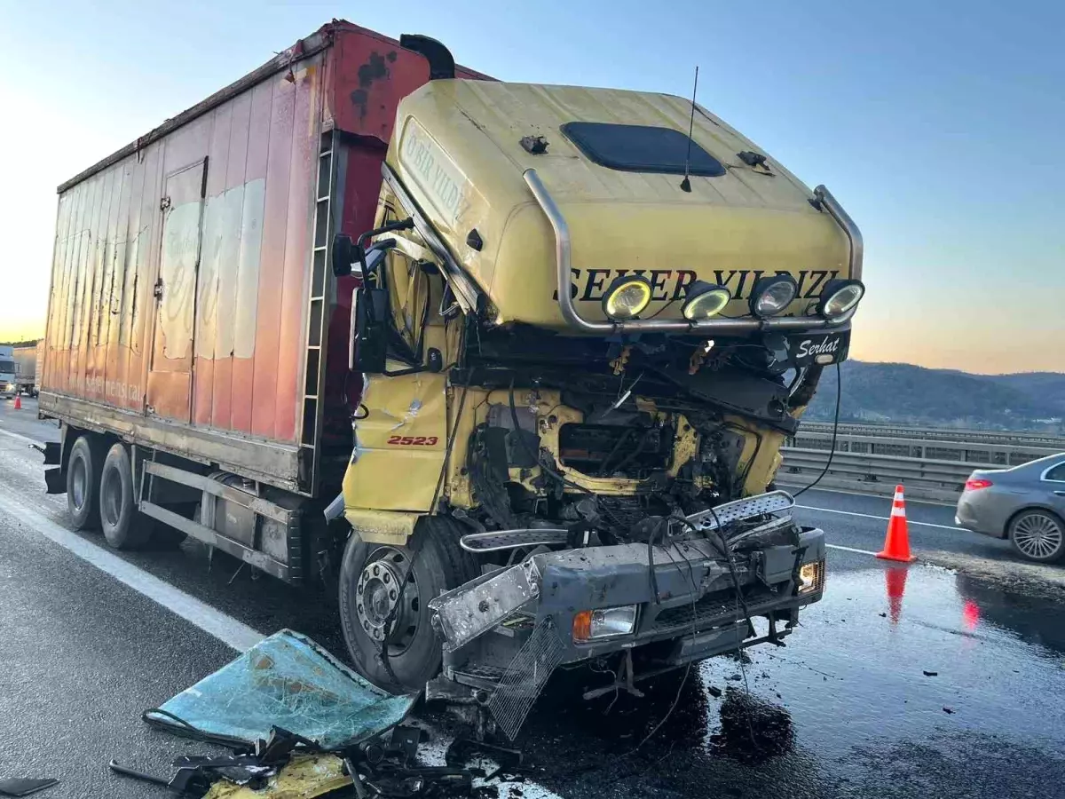 Beykoz\'da Kamyon Tıra Çarptı: Sürücü Yaralı