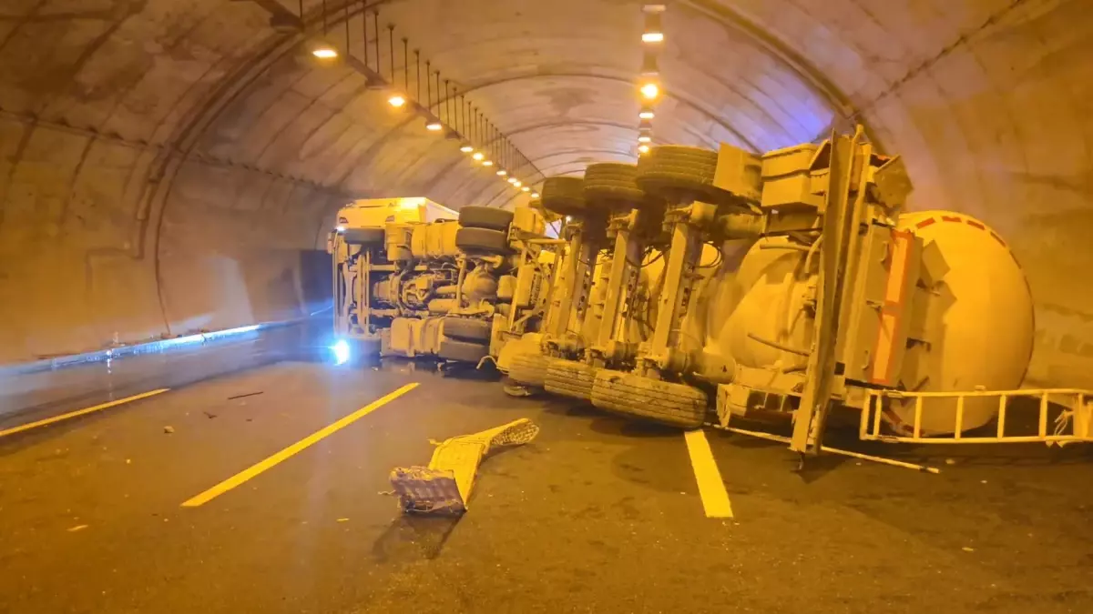 Çatalca Otoyolu\'nda tanker devrildi