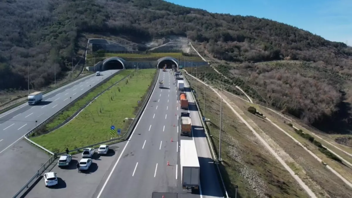 Çatalca Otoyolu\'nda tanker devrildi