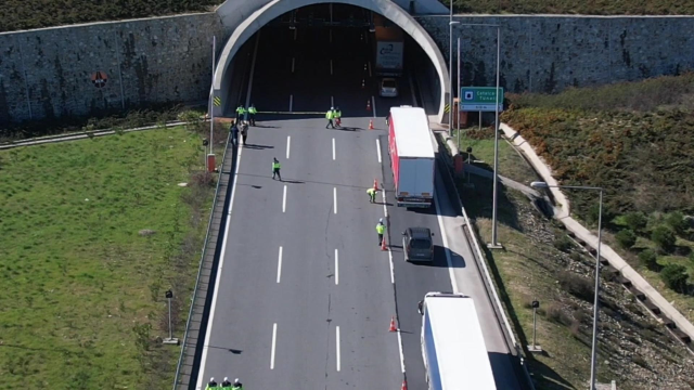 Kuzey Marmara Otoyolu'nda tünelde tanker devrildi; trafik yoğunluğu oluştu Kuzey Marmara Otoyolu'nda tünelde tanker devrildi; trafik yoğunluğu oluştu