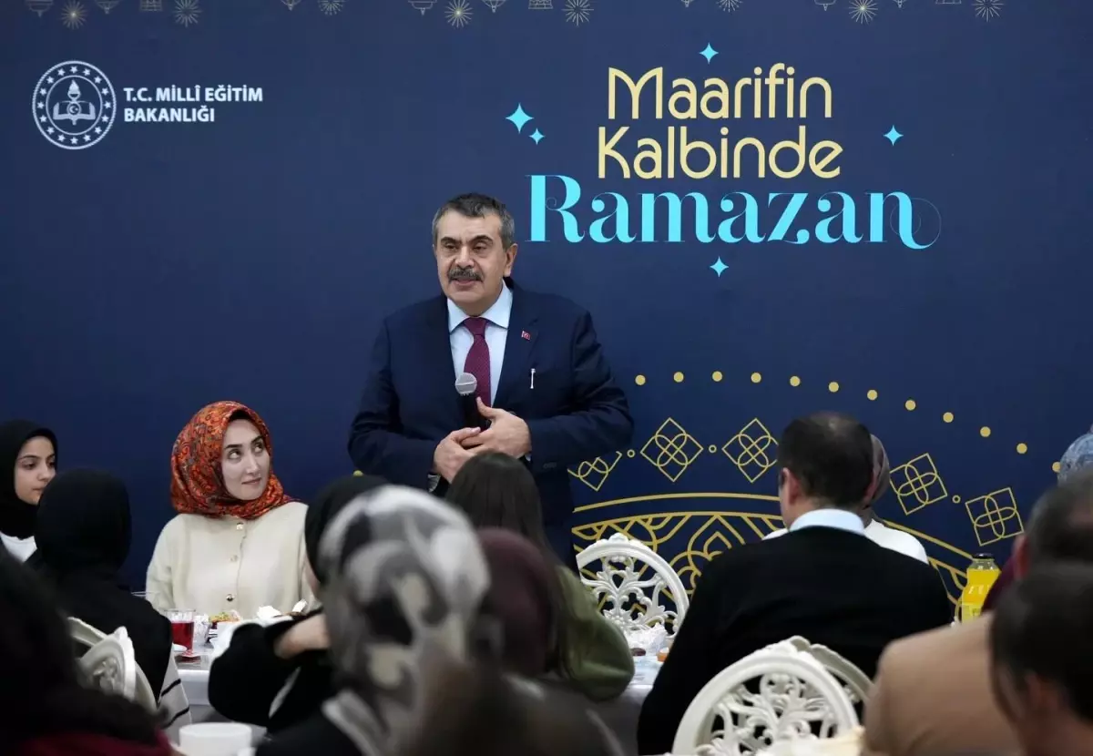 Milli Eğitim Bakanı Tekin, Erzurum\'da şehit aileleri ve gazilerle buluştu, ilk iftarını öğrencilerle açtı