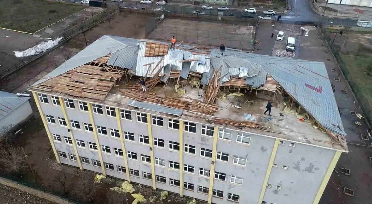 Muş\'ta Fırtına Okul Çatısını Uçurdu