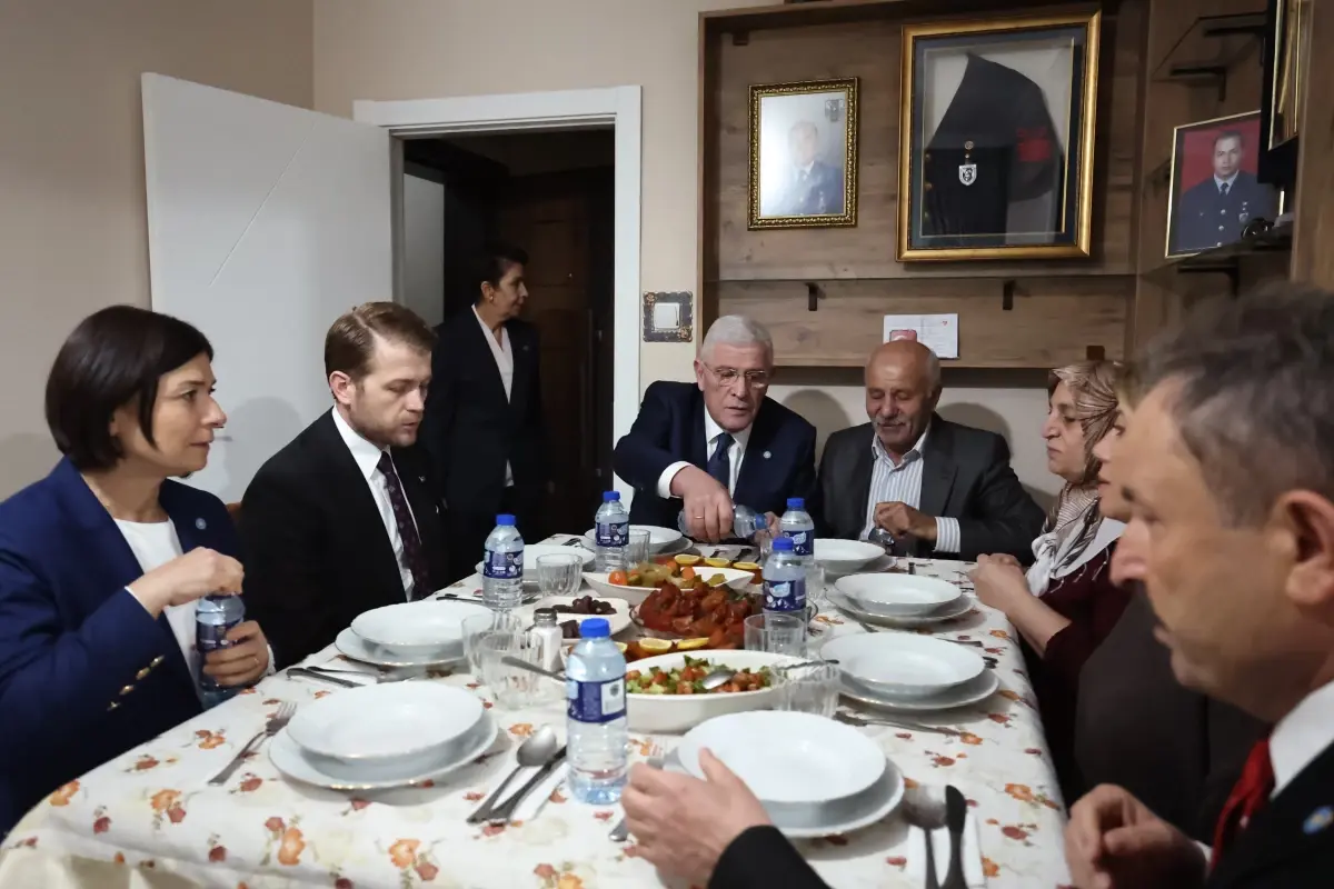 Müsavat Dervişoğlu, şehit Uzman Çavuş Dolapci\'nin ailesiyle iftar yaptı