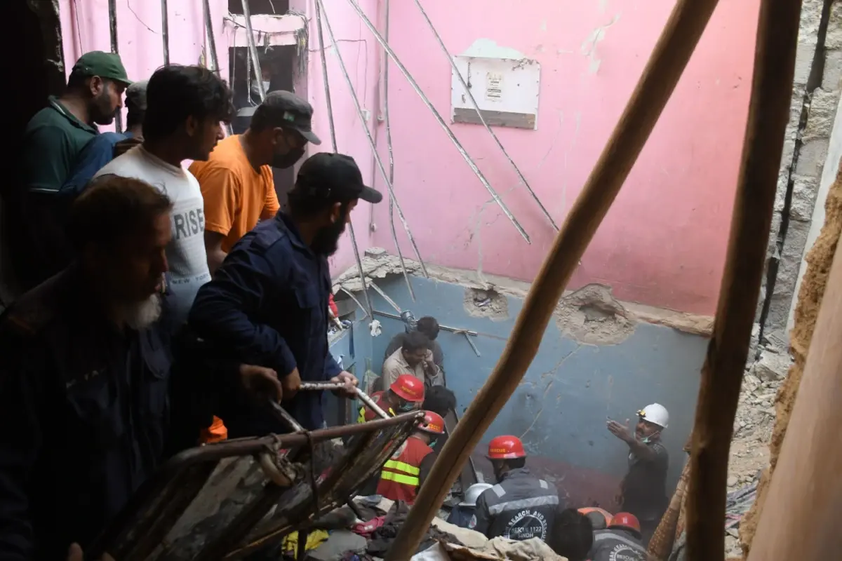 Pakistan\'da üç katlı binada tüp patladı: 16 ölü, 14 yaralı