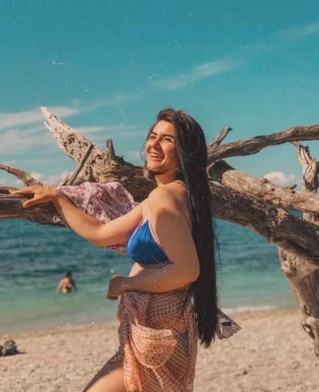 Tesettürden çıkan gelin adayı, dekolteli pozuna yapılan yorumlara isyan etti