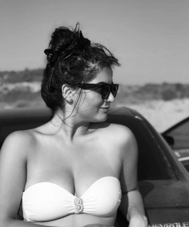 Tesettürden çıkan gelin adayı, dekolteli pozuna yapılan yorumlara isyan etti