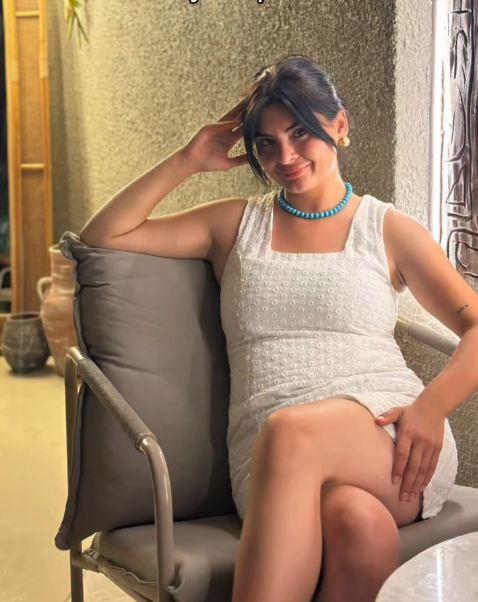 Tesettürden çıkan gelin adayı, dekolteli pozuna yapılan yorumlara isyan etti