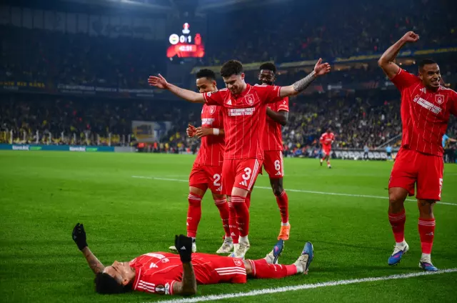 Turu mucizelere bıraktık! Fenerbahçe, Nottingham Forest'a farklı kaybetti