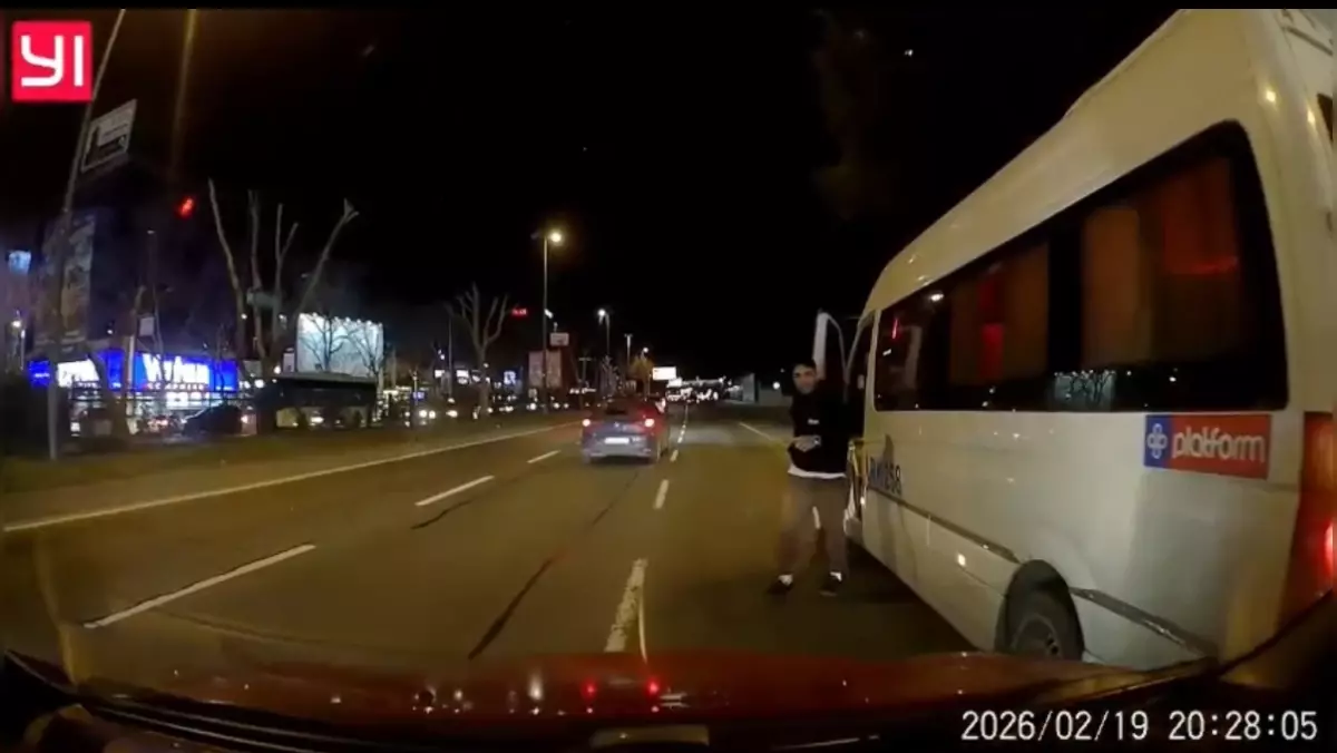 Beşiktaş\'ta Minibüs Şoförü ile Sürücü Arasında Tartışma