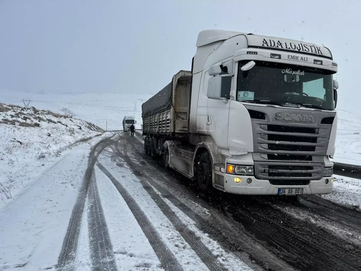 Ardahan\'da TIR\'lar Buzda Mahsur Kaldı