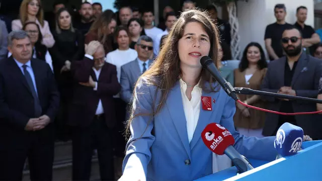 Çeşme Belediye Başkanı Lal Denizli ifade veriyor Çeşme Belediye Başkanı Lal Denizli ifade veriyor