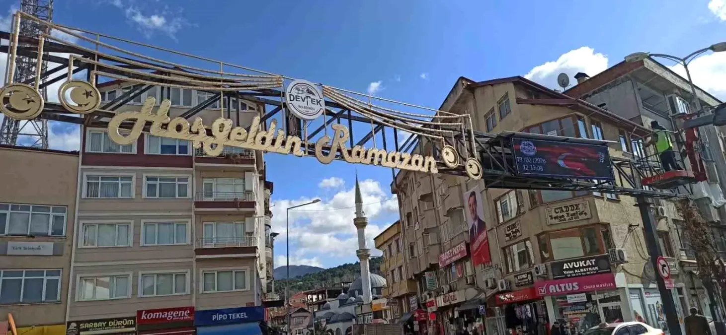 Devrek\'te Ramazan ayının süslemelerinden olan mahyalar yandı