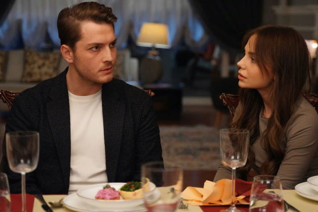 Domuz eti sahnesi tartışmaları devam ediyor: Yapım şirketinden açıklama