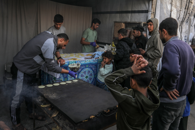 Gazze'de Ramazan hareketliliği: Pazar yerindeki Coca-cola kolileri dikkat çekti Gazze'de Ramazan hareketliliği: Pazar yerindeki Coca-cola kolileri dikkat çekti