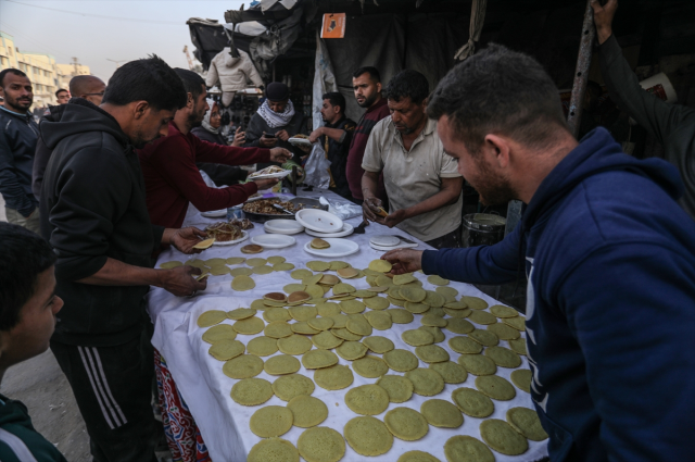 Gazze'de Ramazan hareketliliği: Pazar yerindeki Coca-cola kolileri dikkat çekti Gazze'de Ramazan hareketliliği: Pazar yerindeki Coca-cola kolileri dikkat çekti