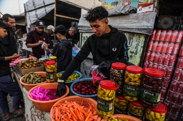 Gazze'de Ramazan hareketliliği: Pazar yerindeki Coca-cola kolileri dikkat çekti Gazze'de Ramazan hareketliliği: Pazar yerindeki Coca-cola kolileri dikkat çekti