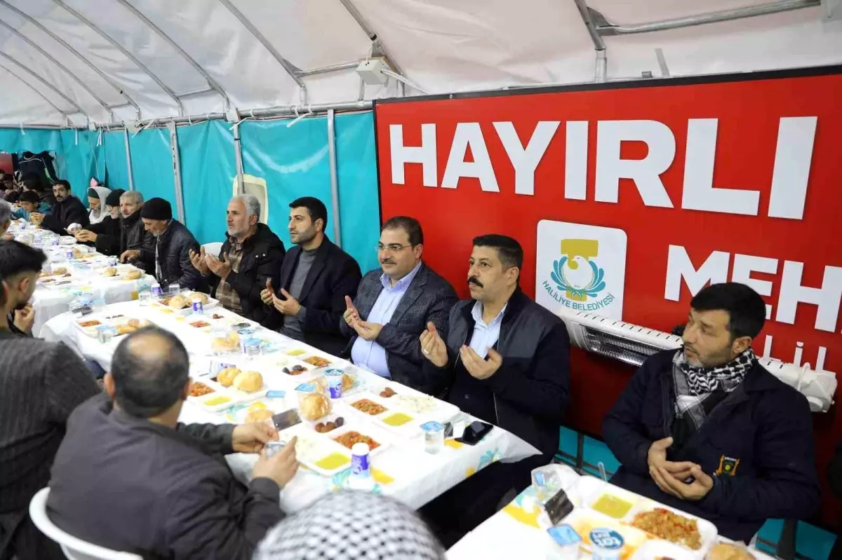 Haliliye\'de kurulan iftar çadırında yüzlerce vatandaş aynı sofrada buluştu
