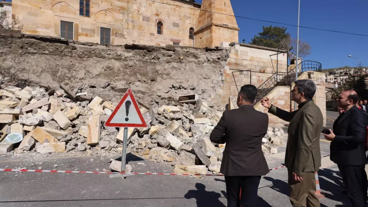 Sağanak sonrası tarihi caminin duvarı çöktü