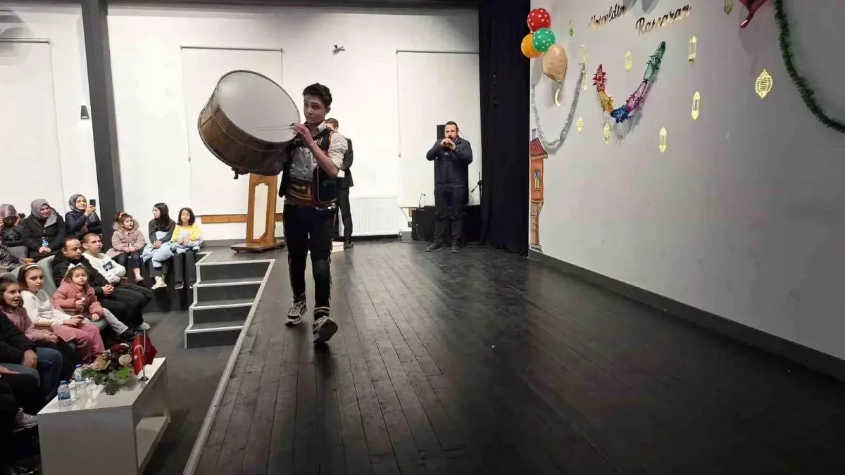İskilip\'te Öğrencilerden Beğenilen Tiyatro Gösterisi