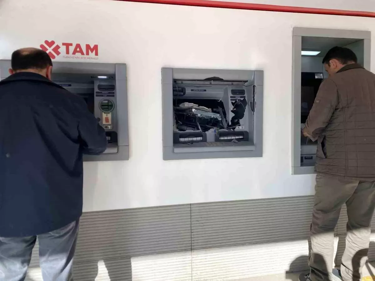 Kastamonu\'da ATM\'yi Balyozla Parçaladı
