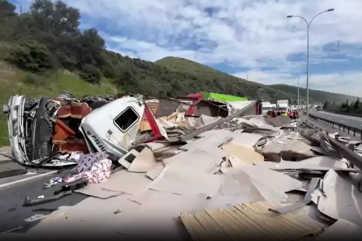 TEM\'de iki tır çarpıştı! Şoför araçta sıkıştı