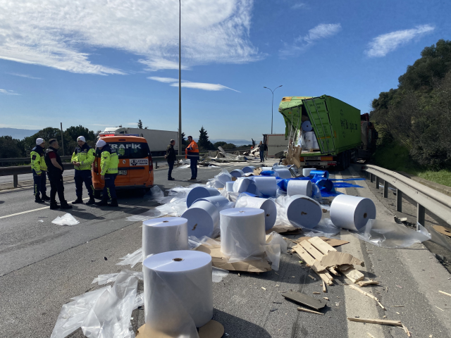 TEM'de iki tır çarpıştı! İstanbul yönü trafiğe kapatıldı