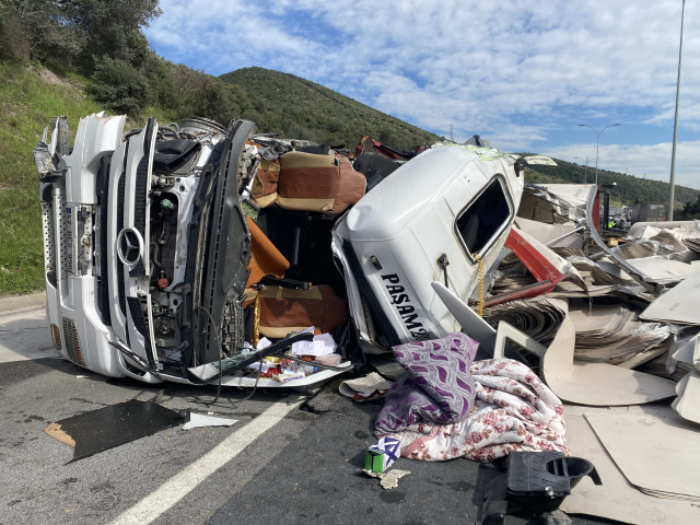TEM'de iki tır çarpıştı! İstanbul yönü trafiğe kapatıldı
