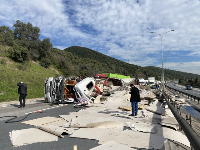TEM'de iki tır çarpıştı! Şoför araçta sıkıştı