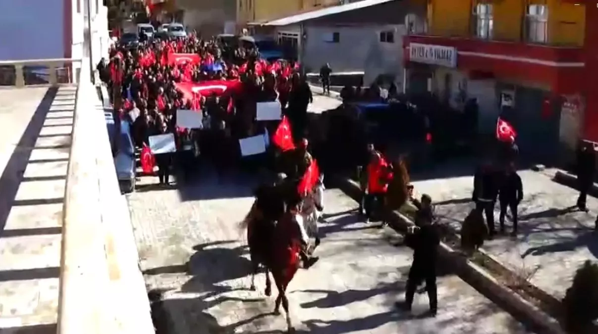 Şemsiye görüntüleriyle tartışma yaratan kaymakam için sokağa çıktılar