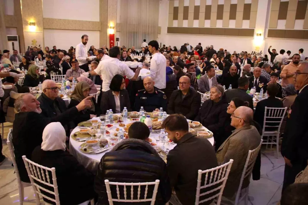 Vali Aktaş, Ramazan\'ın ilk iftarında şehit yakınları ve gazilerle bir araya geldi