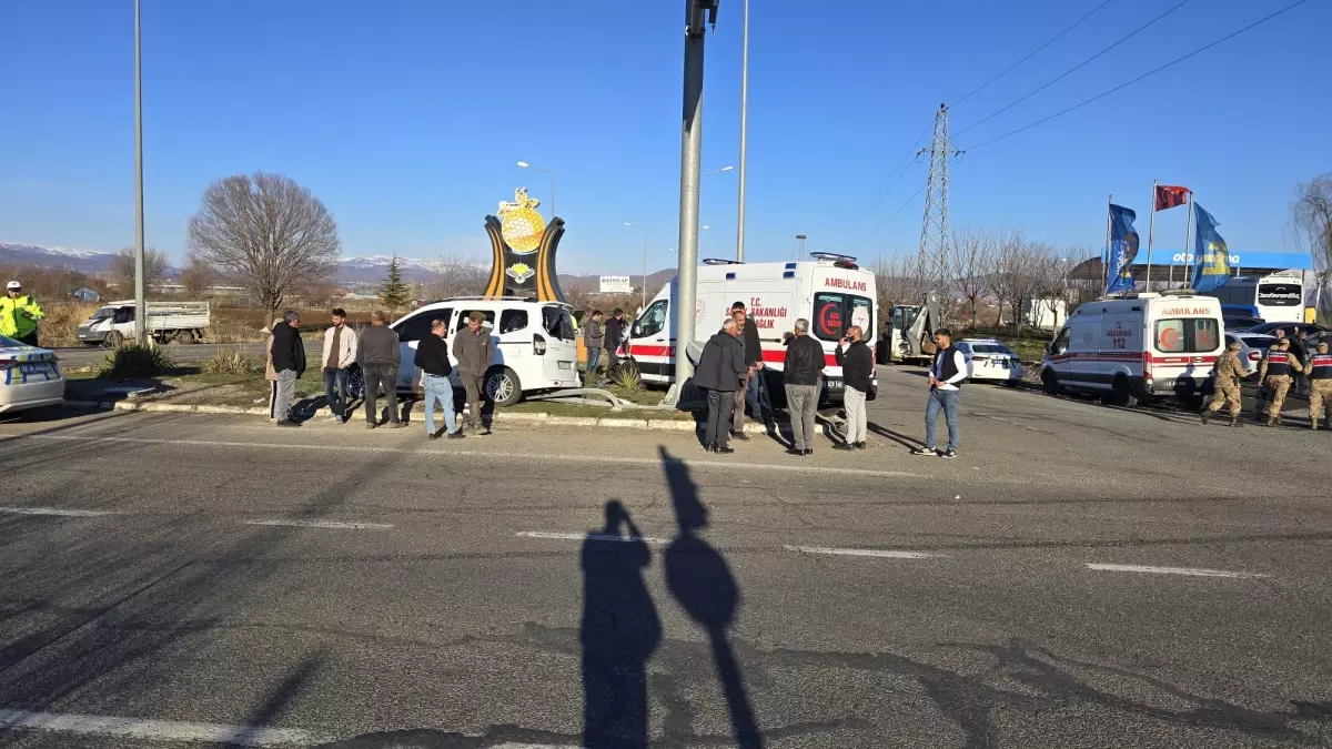 Bingöl\'de Ambulansa Çarpan Araç Kaza Yaptı