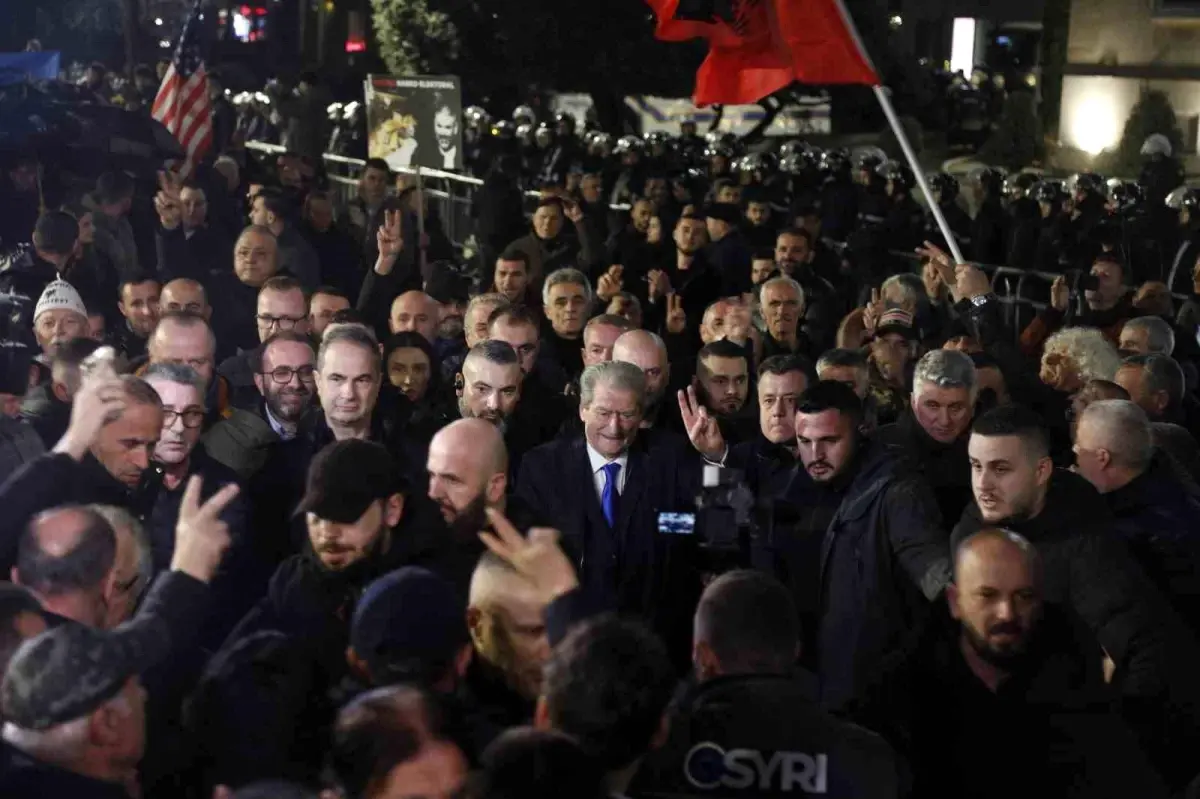 Arnavutluk\'ta Yolsuzluk Gösterileri