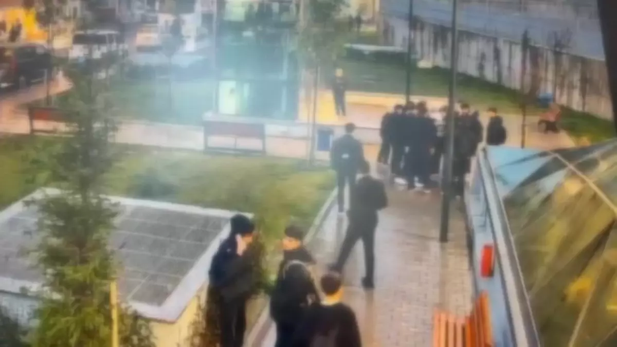 Bağcılar\'da Kavgayı Ayırmaya Çalışan Genç Bıçaklandı