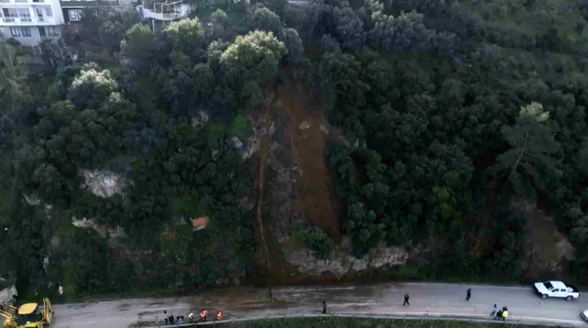 Bursa\'da heyelan bölgesi temizlendi...Kayan bölge dron ile görüntülendi