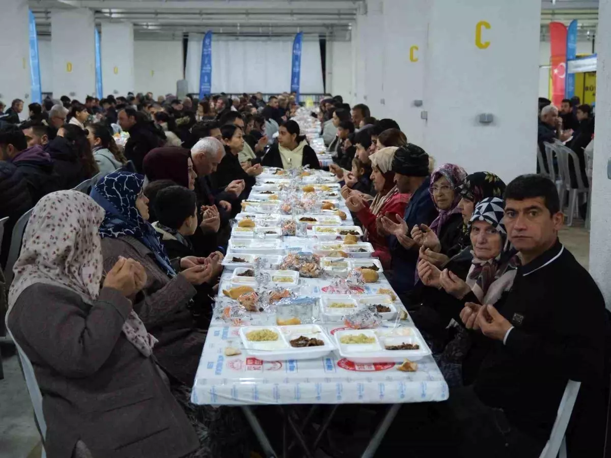 Büyükşehir\'in iftar sofrasında oruçlar dualarla açıldı