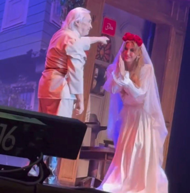 Çağla Şikel, 7 Kocalı Hürmüz müzikalinde kıvrak danslarıyla alkış topladı Çağla Şikel, 7 Kocalı Hürmüz müzikalinde kıvrak danslarıyla alkış topladı