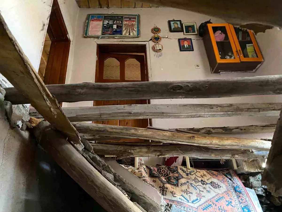 Van\'da Ev İnanılmaz Şekilde Çöktü