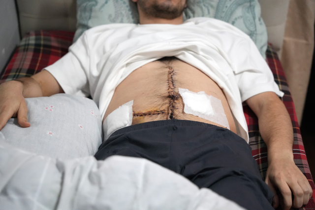 Darbedilen çocuğu kurtarmak isterken 6 yerinden bıçaklandı! Dehşet bitmedi Darbedilen çocuğu kurtarmak isterken 6 yerinden bıçaklandı! Dehşet bitmedi