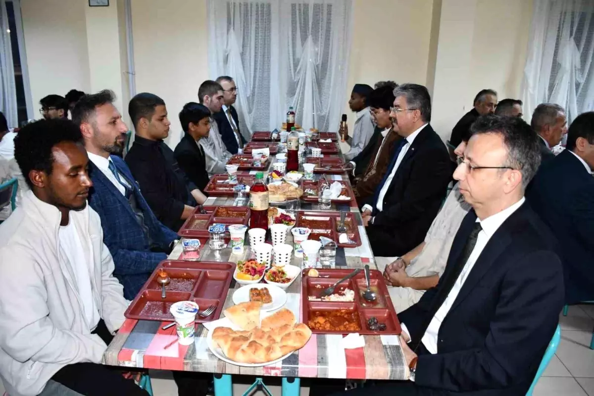 Vali Yılmaz\'dan Öğrencilere İftar Ziyareti