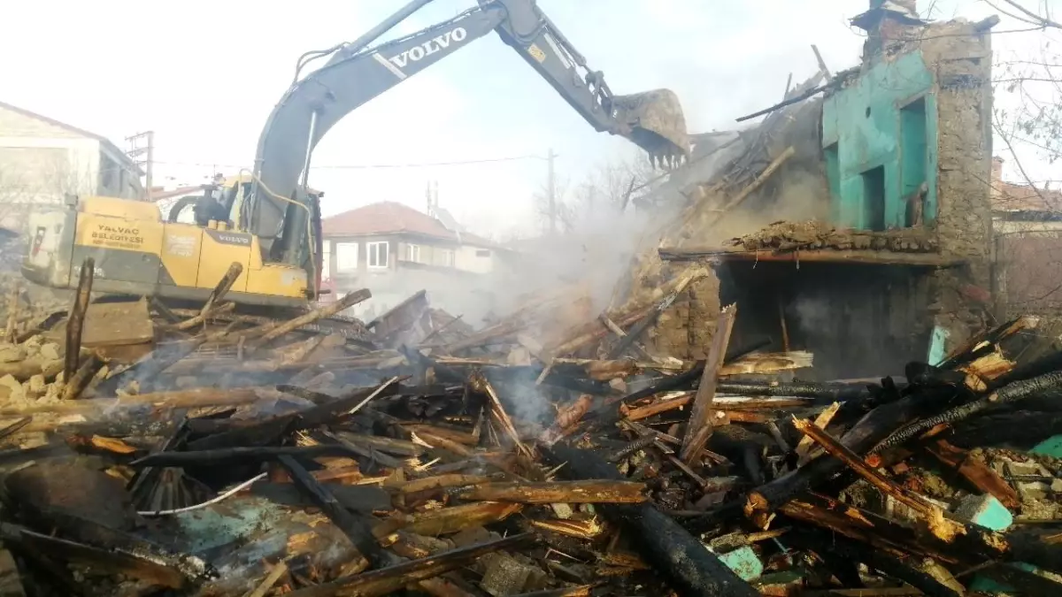 Isparta\'da kerpiç ev yangında kullanılamaz hale geldi