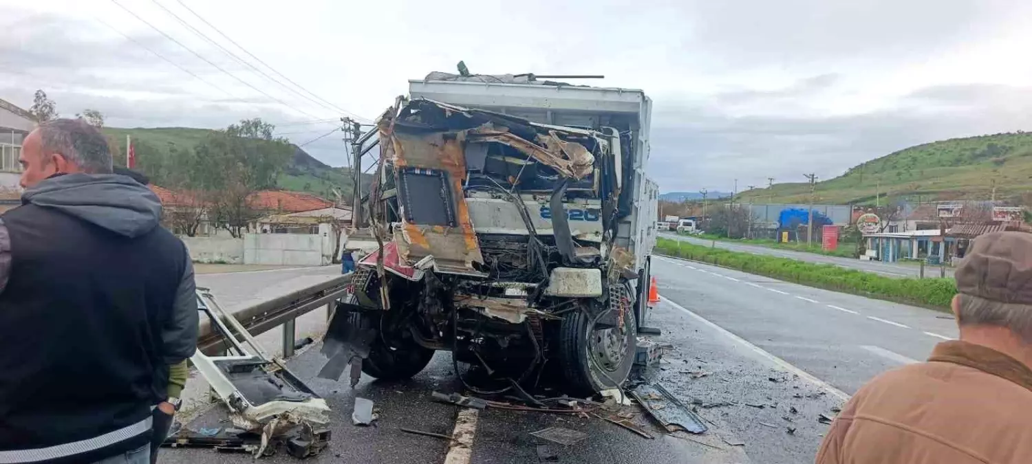 İzmir\'de belediye kamyonuna arkadan çarpan sürücü hayatını kaybetti