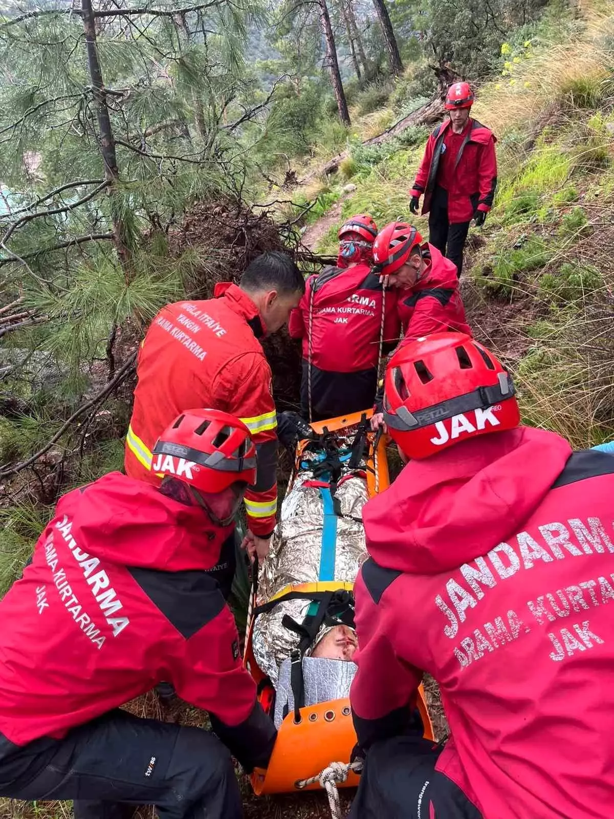 Kabak Koyu\'nda genç kayalıklardan düştü