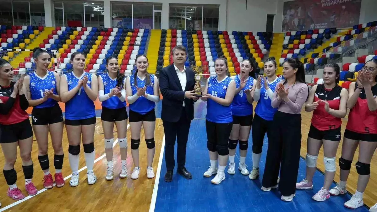 Kadın voleybol takımı namağlup şampiyon oldu