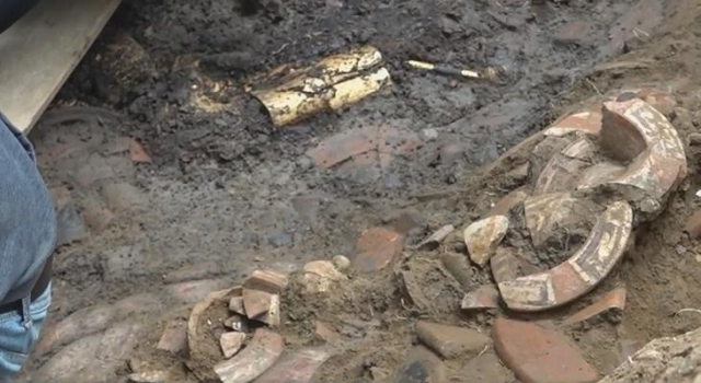 Kazmayı vurdukları mezardan altın fışkırdı