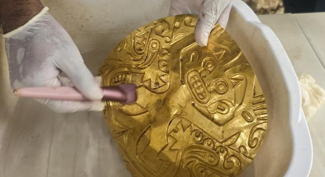 Kazmayı vurdukları mezardan altın fışkırdı