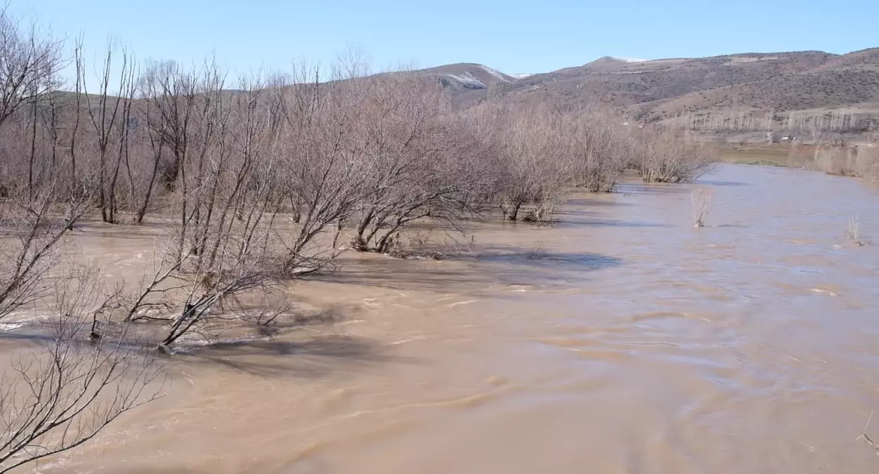 Kızılırmak taştı! Yollar kapandı, araziler su altında kaldı